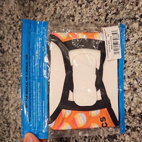 Croc face mask - Picture 2 of 3